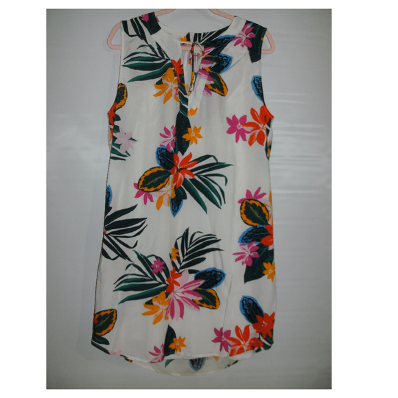 Old Navy Dresses & Skirts - Old Navy V-Neck Flower Dress - Size L